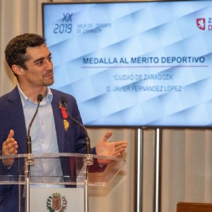 El Ayuntamiento entrega a Javier Fernández la Medalla al Mérito Deportivo Ciudad de Zaragoza