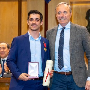 El Ayuntamiento entrega a Javier Fernández la Medalla al Mérito Deportivo Ciudad de Zaragoza