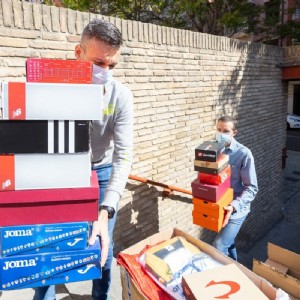 El Albergue municipal recibe una generosa donación de ropa y calzado de Deportes Zenit y Running Zaragoza