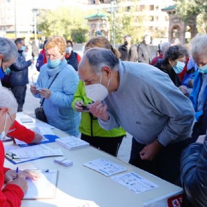 Las andadas guiadas de Zaragoza Deporte para mayores de 55 años inician su segunda temporada con éxito de participación. Foto: Chus Marchador