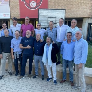 La selección de baloncesto junior 82/83 vuelve a encontrarse en el Pabellón «Príncipe Felipe»