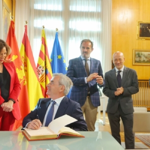 La alcaldesa Natalia Chueca entrega a Carlos Sainz la Medalla al Mérito Deportivo Ciudad de Zaragoza