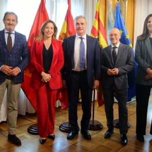 La alcaldesa Natalia Chueca entrega a Carlos Sainz la Medalla al Mérito Deportivo Ciudad de Zaragoza