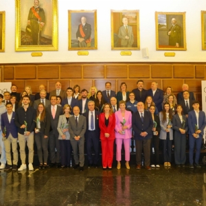 La alcaldesa Natalia Chueca entrega a Carlos Sainz la Medalla al Mérito Deportivo Ciudad de Zaragoza