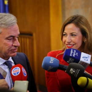 La alcaldesa Natalia Chueca entrega a Carlos Sainz la Medalla al Mérito Deportivo Ciudad de Zaragoza