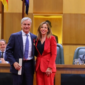 La alcaldesa Natalia Chueca entrega a Carlos Sainz la Medalla al Mérito Deportivo Ciudad de Zaragoza