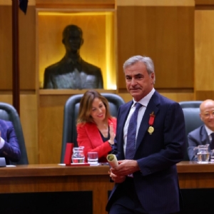 La alcaldesa Natalia Chueca entrega a Carlos Sainz la Medalla al Mérito Deportivo Ciudad de Zaragoza