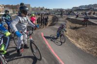 Parque Goya estrena su nuevo pump-track, un circuito de saltos para bicicletas adaptado a todos los niveles. Foto: Dani Marcos