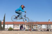 Parque Goya estrena su nuevo pump-track, un circuito de saltos para bicicletas adaptado a todos los niveles. Foto: Dani Marcos