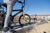 Parque Goya estrena su nuevo pump-track, un circuito de saltos para bicicletas adaptado a todos los niveles. Foto: Dani Marcos