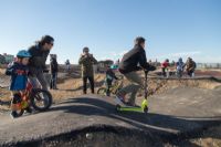 Parque Goya estrena su nuevo pump-track, un circuito de saltos para bicicletas adaptado a todos los niveles. Foto: Dani Marcos