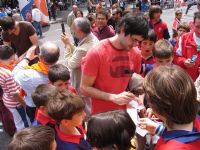 CALLE 3 Mariano Ortega, Carlos Prieto y Raúl Entrerríos estuvieron firmando autógrafos