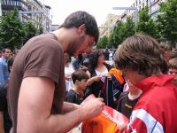 CALLE 3 Carlos Prieto firmando autógrafos