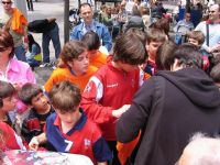 CALLE 4 Mariano Ortega firmando autógrafos