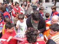 CALLE 4 Mariano Ortega firmando autógrafos