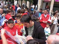 CALLE 4 Mariano Ortega firmando autógrafos