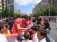 CALLE 4 Raúl Entrerríos firmando autógrafos