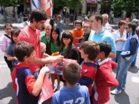 CALLE 4 Raúl Entrerríos firmando