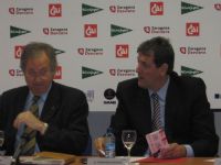 Luis María Garriga (Federación Aragonesa de Atletismo) y Fernando Arcega (Caja de Ahorros de la Inmaculada en la rueda de prensa de la XI Media Maratón «Ciudad de Zaragoza»